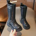 Mädchen Kniehohe Stiefel aus schwarzem Mattleder mit dekorativen silbernen Metallschnallen - EU 22 / Schwarz
