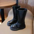 Hohe Mädchenstiefel in Schwarz mit Kamelien-Stickerei und glänzendem Lackleder - EU 26 / Schwarz