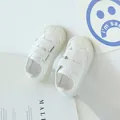 Chaussures en toile blanches pour enfants avec velcro et bout protecteur en caoutchouc - EU 28 / Blanc