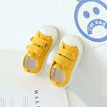 Baskets en toile jaune pour bébé avec double fermeture velcro et embout en caoutchouc - EU 27 / Jaune