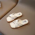 Sandali bianchi per bambini con cinturini incrociati e morbida suola MMGZ BABY - EU 26 / Beige