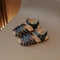 Schwarze geflochtene Sandalen für Mädchen mit verstellbarem Riemen und weicher Sohle - EU 21 / Schwarz