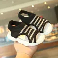 Sandali sportivi bambina con tomaia in maglia a righe bianche e nere e suola bianca - EU 27 / Nero