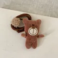 Détail d'un pendentif ours en velours côtelé marron avec broderie et pompon en peluche - Ours Marron