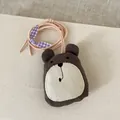 Détail d'un pendentif ours marron fait main en coton et lin avec un petit nœud - Ours Blanc Cassé