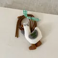 Vue détaillée du pendentif canard en tissu fait main avec broderie et nœud à carreaux - Oie Blanche