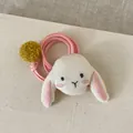 Détail d'un pendentif lapin en tissu avec cordon en daim rose et pompon jaune - Lapin Bélier Blanc