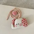 Gros plan du pendentif éléphant en tissu avec oreilles à pois et cordelette à pompon - Éléphant à Pois