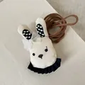 Détail de pendentif lapin en tissu avec nœud en dentelle, perle et cordon en daim - Lapin avec Nœud en Dentelle
