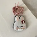Vue détaillée du pendentif lapin en tissu fait main avec broderie et perles douces - Lapin Fleuri