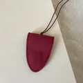 Detailansicht der burgunderroten Wildleder-Glocke für Sonnenbrillen mit feinen Handnähten - Schild Umhänge-Stil / Rotes Wildleder