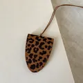 Makro-Detail von Brillenhalter aus Leder mit Leopardenmuster, braunem Umhängeband und Nähten - Schild Umhänge-Stil / Kaffee Leopardenmuster