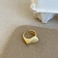 Anillo abierto geométrico irregular en oro mate con un diseño minimalista de metal fundido - Irregular (J2-25) / Oro Mate