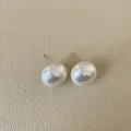 Detailed view of french vintage dome earrings with elegant hammered metal texture - Hemispherical Pearl / Extra Large (16mm)