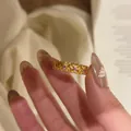 Vue détaillée d'une bague vintage dorée avec gravures et petites pierres roses - Bague Étoile Zirconia Plaqué Or