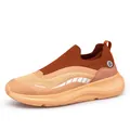 Atmungsaktive Slip-On-Sneaker in Orange und Braun mit dicken rutschfesten Sohlen - EU 36 / Orangerot