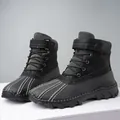 Nahaufnahme schwarzer Herren-Winterstiefel mit dicken, rutschfesten Gummisohlen und Texturen - 38 / Schwarz Mit Fleece (3020)