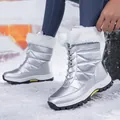 Detail van zilveren winterlaarzen voor dames met wit imitatiebont en vetersluiting. - Veter Stijl Zilver