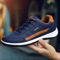 Αδιάβροχα ανδρικά δερμάτινα sneakers σε σκούρο μπλε με καφέ ρίγες και λευκή σόλα από καουτσούκ - 39 / Μπλε