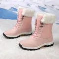 Detail van roze wintersneeuwlaarzen met pluche voering en antislip rubberen zolen in de sneeuw - 36 / Roze