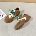 Zapatillas de ante marrón con cordones dobles verdes y suela de goma gruesa - 35 / Marrón (Forro de Felpa)