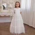 Detail von elegantem weißem Mädchen-Spitzenkleid mit mehrlagigem Tüll und Spitzenbesatz - Naturweiß / 100cm