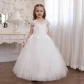 Nahaufnahme von weißem Spitzenmieder und flauschigen Tülllagen an diesem Blumenmädchenkleid - 4-5J / Naturweiß