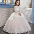 Detailansicht des Strassgürtels und der zarten Spitzenapplikationen am Blumenmädchenkleid - 8-9 Jahre / Wie gezeigt