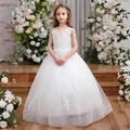 Detail des weißen Spitzen-V-Ausschnitts und handgefertigter Applikationen am Mädchenkleid - Beige / 8-9 Jahre
