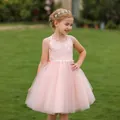 Detailansicht eines rosa Blumenmädchenkleids mit Spitzenmieder und Rock aus Lagen-Tüll - 8-9 Jahre / Rosa