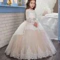 Blumenmädchenkleid mit Spitze und langen Ärmeln in Champagnerweiß mit glänzenden Strass - 8-9 Jahre / Champagner