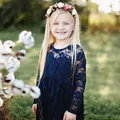 Detalle de vestido de encaje azul oscuro para niña con manga larga y flores - Azul marino