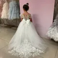 Weißes Blumenmädchenkleid mit großer Rückenschleife, Spitze und einer langen Schleppe - 8-9 Jahre / Weiß