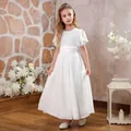 Detail eines weißen Blumenmädchenkleids mit Spitzenoberteil und fließendem Chiffonrock - 2-3Y / Gebrochenes Weiß
