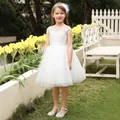 Détail de robe de demoiselle d'honneur blanche avec broderie dentelle et jupon en tulle - Beige / 100