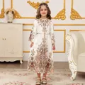 Detalle de un vestido étnico para niña con estampados naranjas y cinturón dorado fino - Blanco / 4-5 Años (110cm)