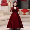 Detail van de fluwelen meisjesjurk met Chinese opstaande kraag en borduursels - 110cm / Rood