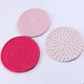 Vista detallada de tres posavasos de algodón trenzado en rosa y blanco con textura redonda - Diámetro 18cm / Tonos de Rosa