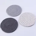 Detalle de tres posavasos redondos de algodón trenzado en color gris y beige - Diámetro 18cm / Tonos de Gris