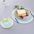 Nahaufnahme zweifarbiger Baumwoll-Tischsets mit minzgrüner Spiralstruktur - S / Klarblau
