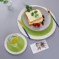 Detail eines runden Baumwoll-Platzsets mit grün-weiß geflochtener Textur - S / Grasgrün