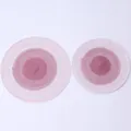 Vista dall'alto di due tovagliette tonde in ramiè sfumato rosa con trama a spirale intrecciata - 18cm / Borgogna