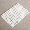 Dettaglio macro della tovaglietta in cotone a quadretti bianchi e neri stile nordico - Bianco Nero Piccola Griglia
