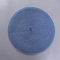 Detail eines blau-weiß gewebten Tischsets aus Baumwolle mit hitzebeständiger Textur - Mittlere Ovale Form / Himmelblau