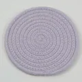 Posavasos redondo trenzado de algodón color lavanda con textura circular artesanal - Diámetro 18cm / Gris claro