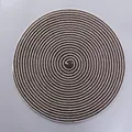 Detailansicht eines runden Platzsets aus geflochtenem Ramie mit braun-weißer Spirale - Mittlere Ovale Form / Braun