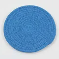 Posavasos redondo de algodón trenzado en color azul vibrante para protección térmica - Diámetro 18cm / Azul marino