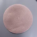 Makroansicht der rosa geflochtenen runden Tischmatte mit Spiraldetail-Textur - Mittlere Ovale Form / Rosa