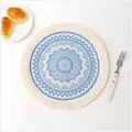 Bovenaanzicht van een blauw-witte mandala onderzetter met witte franjes en katoenstructuur - 33CM / Creatief Patroon 3