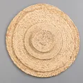 Dettaglio macro di tovagliette intrecciate in erba d'acqua con trama tonda e cuciture sottili - Piccolo / Cartoccio di mais